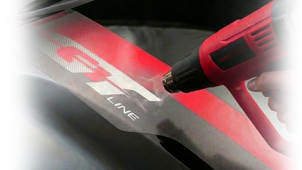 car graphics being applied on Kia Sonet by ide autoworks